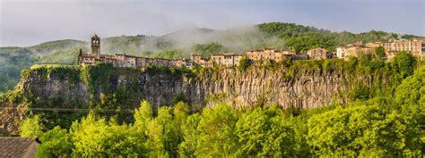 Castellfollit de la Roca, a whole town gazing into the abyss ...