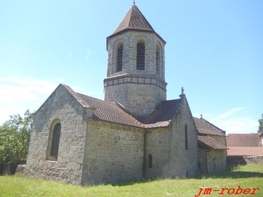 Saint Hilaire les places et son vieux bourg et son église romane du XII ème   « Un lieu d'exposition en période d'été »