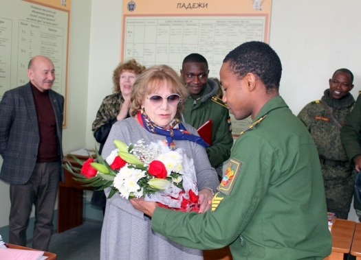 Un élève guinéen de l'université spéciale de logistique militaire (Saint Petersbourg) offre des fleurs à sa prof de russe pour le 8 mars