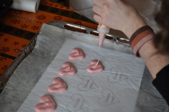 Macaron rose en coeur à la vanille pour la St-Valentin (en retard...)