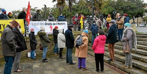 Le rassemblement contre le projet de loi Sécurité globale a réuni une cinquantaine de personnes ce samedi 13 février, à Quimperlé.