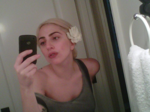 Lady Gaga : L'artiste la plus séduisante sans maquillage d'après YAHOO .
