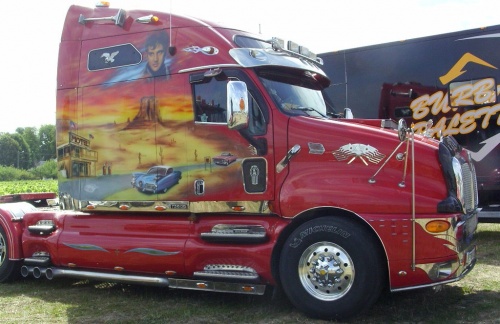 Exposition de camions à la fête de la locomotion de Francueil