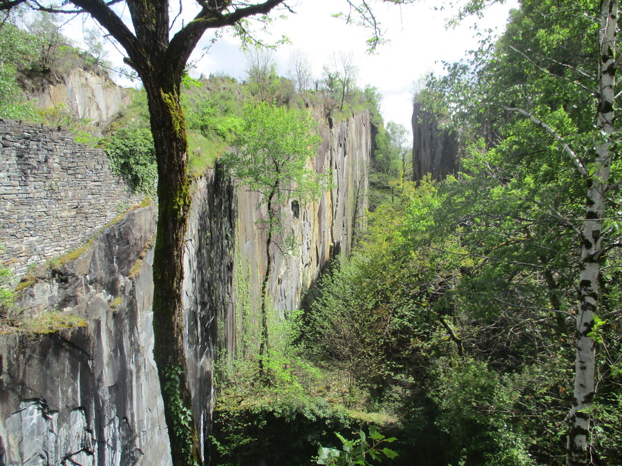 LES  PANS  DE  TRAVASSAC  LIEU  DES  ARDOISIERES 