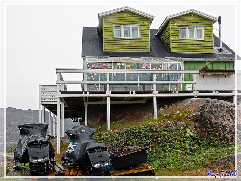 Des habitations très colorées, perchées sur pilotis ou sur des rochers ... ou les deux - Sisimiut - Groenland