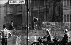 Construction du mur de Berlin dans la Bernauer strasse