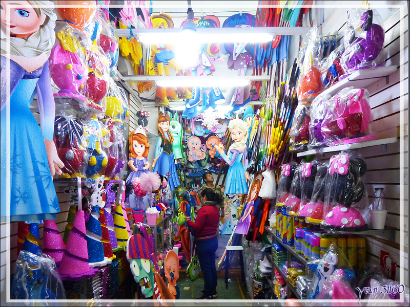 Balade le nez en l'air dans le Lima historique (Pérou) : au Marché Central (Mercado central), le coin très coloré des objets festifs en polystyrène