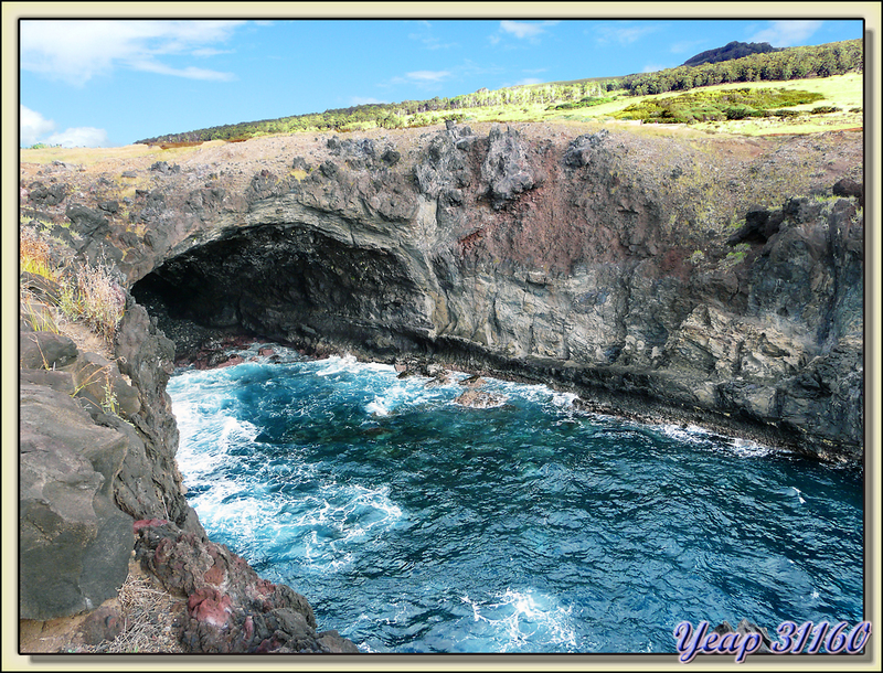 Lava tube dans une falaise - Vers Ana Kai Tangata - Rapa Nui (île de Pâques) - Chili