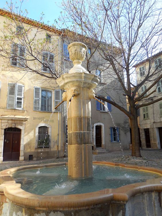 Brignoles (83) - Fontaine place Jean Raynaud