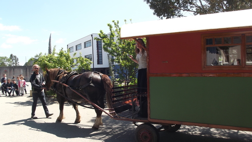 Le cheval et la roulotte sur le cour de l'école!!