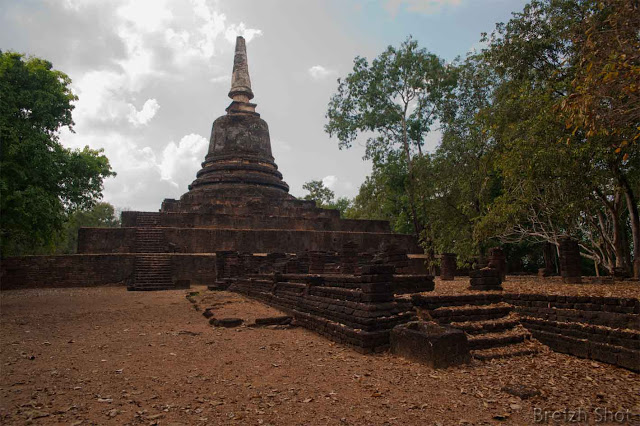 Si Satchalanai, wat Khao Suwan Khiri - Les escaliers et les marches face au chedi