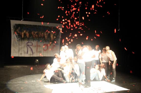 "Roméo et Juliette", joué par la classe théâtre, mis en scène par le comédien Kamel Ikser. (Photo : D.R.)