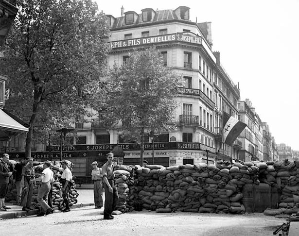 Barricades à proximité de l’Hôtel de Ville de Paris, 20 août 1944. Photo Serge de Sazo.