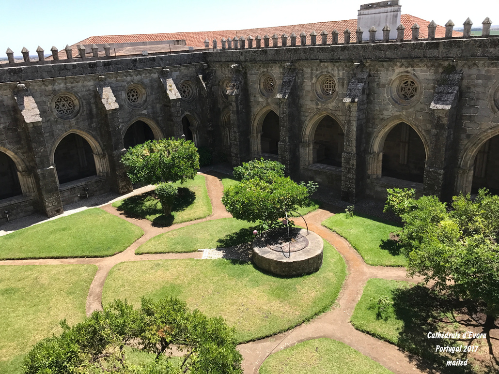 Cloître/Cathédrale-basilique Notre-Dame-de-l'Assomption d'Évora/Portugal 2017 - 1