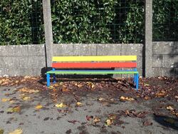 Les bancs installés dans la cour l'école