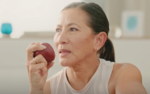 une femme qui mange une pomme