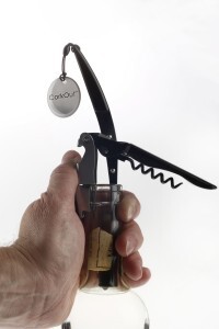 Le kit sommelier est composé d'un tire-bouchon traditionnel et d'un outil breveté nommé CorkOut afin d'extraire les bouchons cassés de la bouteille