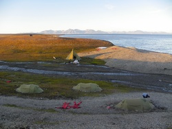 Vue sur notre campement, Hagahytta, le Kapp Thordsen et la rive sud de l'Isfjord