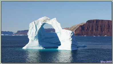 Navigation dans le Fjord Inglefield : la transformation de l'iceberg en arche - Région de Qaanaaq - Groenland