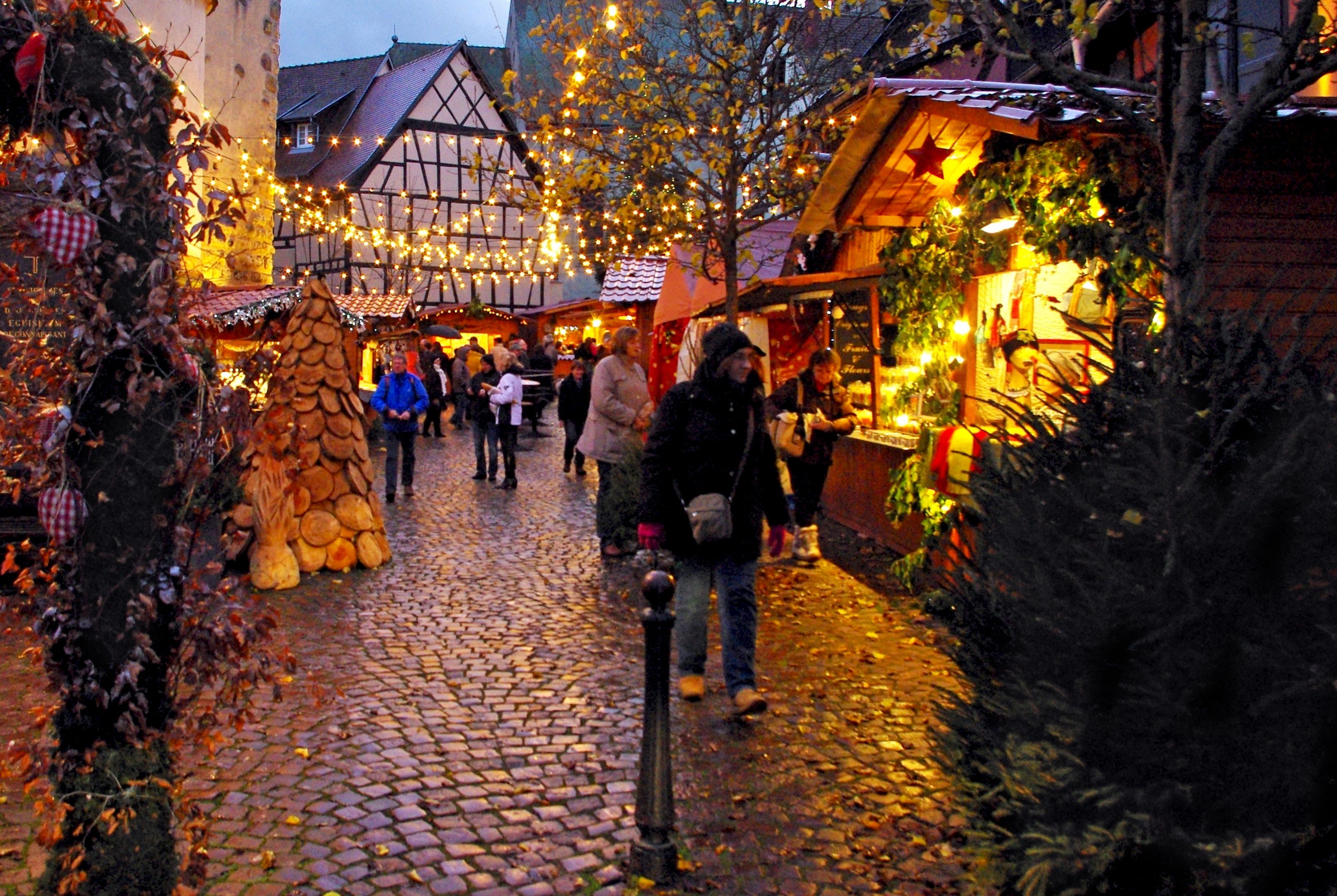 Au marché de Noël d'Eguisheim. Il n'est pas bien grand mais c'est l'un de  nos préférés en Alsace ! RV sur le blog pour lire… | Marché de noel, Noel  en alsace,