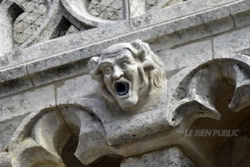 Cabu et Wolinski ont été immortalisés en gargouilles sur tour de la Lanterne, à La Rochelle.