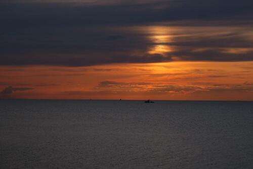 Départ de Warnemünde avec le Poesia au coucher du soleil