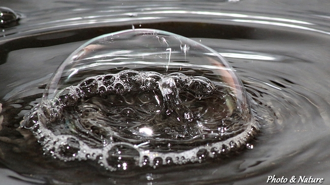 Goutte d'eau dans une bulle de savon