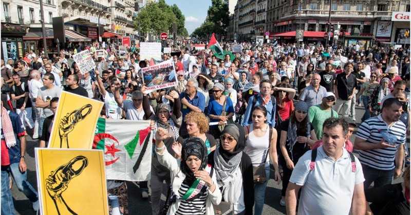 Manifestation pro-palestinienne avec au premier plan la chaussure symbole des Indigènes. La mobilisation en faveur de la Palestine occupée, colonisée et écrasée par l'apartheid israélien est le principal vecteur de conscientisation et de lutte politique des classes populaires 'colonisées intérieures' d'Hexagone (bien qu'il serait aussi positif de s'arracher un peu à cette 'focalisation', comme le fait remarquer l'article de Vacarme). Un article intéressant au sujet des Indigènes de la République