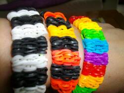 Mes bracelets rainbow loom , ma passion de l'été !