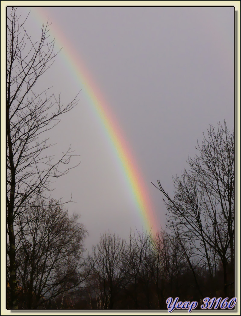 superbe arc-en-ciel lors du passage du soleil par dessus la montagne - Milhas - 31