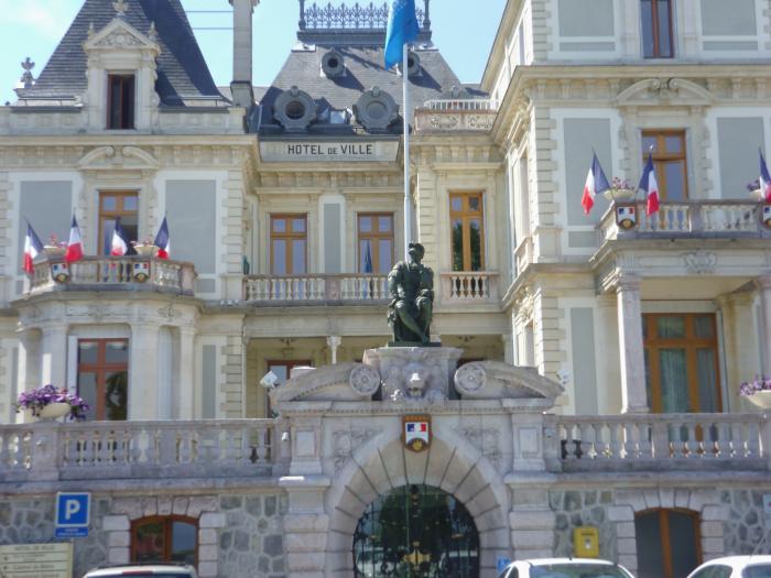 C'était le 31 mars 1961, le maire d’Evian était victime de l’OAS, alors j’ai voulu voir Evian, son Hôtel de Ville, l'Hôtel Beau Rivage propriété de Camille Blanc où il fut assassiné 