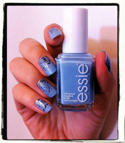 Un nail art bleu pailleté 100% Essie