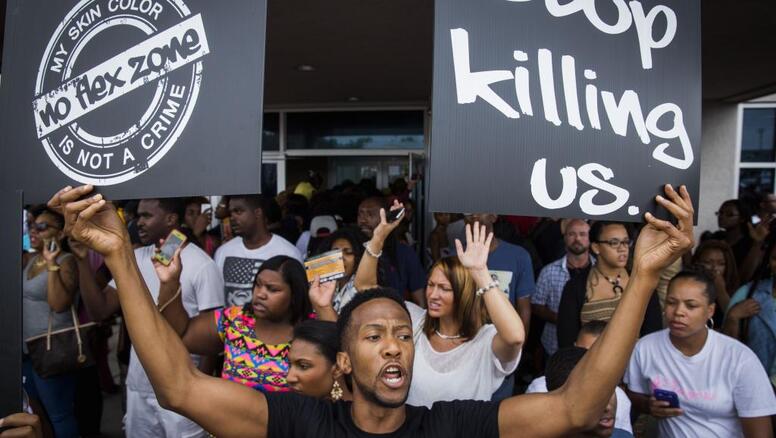 La manifestation de Ferguson en mémoire d'un jeune homme noir tué