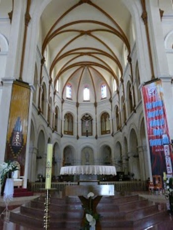 la nef de la basilique Notre Dame à Saïgon