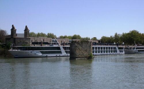 L'embarcadère à Arles