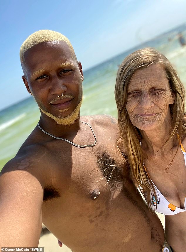 Quran McCain, maintenant 24 ans, et sa fiancée, Cheryl McGregor, 61 ans, de Rome, en Géorgie, se sont rencontrés pour la première fois alors qu'il n'avait que 15 ans, mais insistent sur le fait qu'il n 'y avait pas de sentiments amoureux entre eux jusqu'à l'année dernière.  Le couple est désormais fiancé après un an de relation
