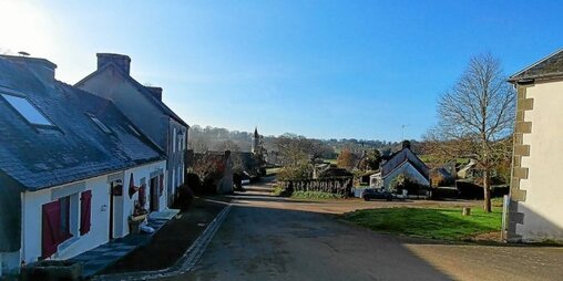 Peuplé de plus de 1 000 habitants il y a un siècle, le bourg de Locmaria-Berrien compte aujourd’hui 240 habitants.