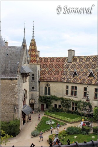 Chateau de La Rochepot Bourgogne la Cour Intérieure et le puits