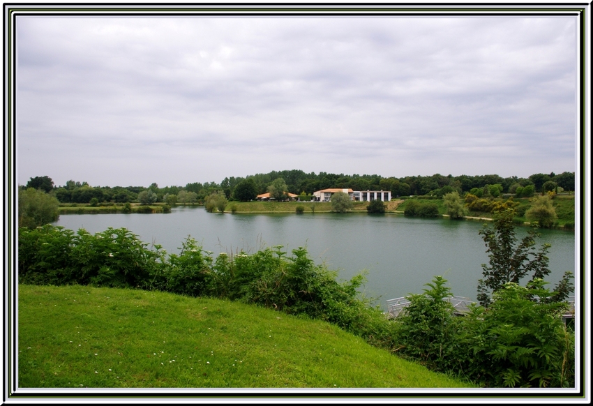 Le lac de l'aubray  commune de trizay 17