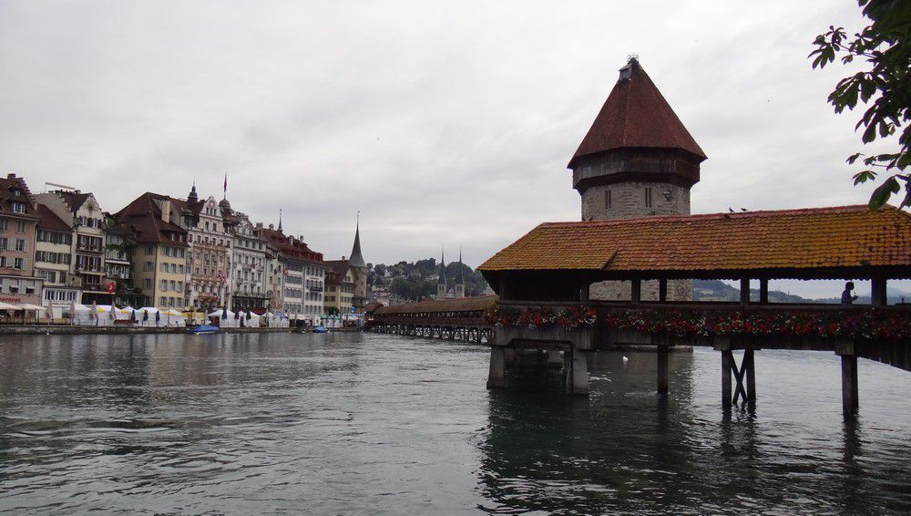 Le pont de Lucerne, plus ancien pont couvert en bois d'Europe...