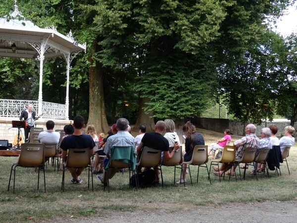 Tony D Folk singer en concert au jardin de la Mairie de Châtillon sur Seine