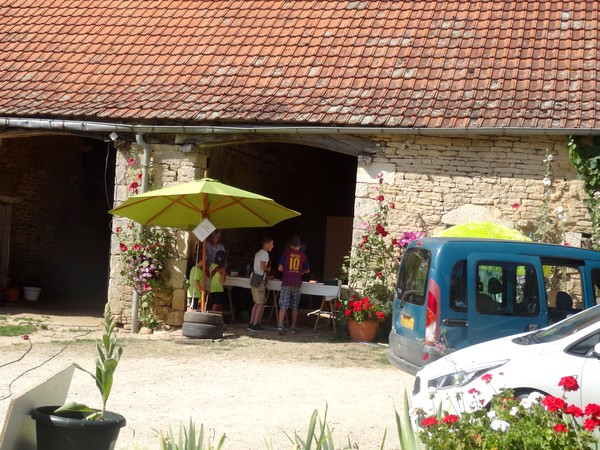 Un agréable vide-greniers à Romprey, hameau de Bure les Templiers