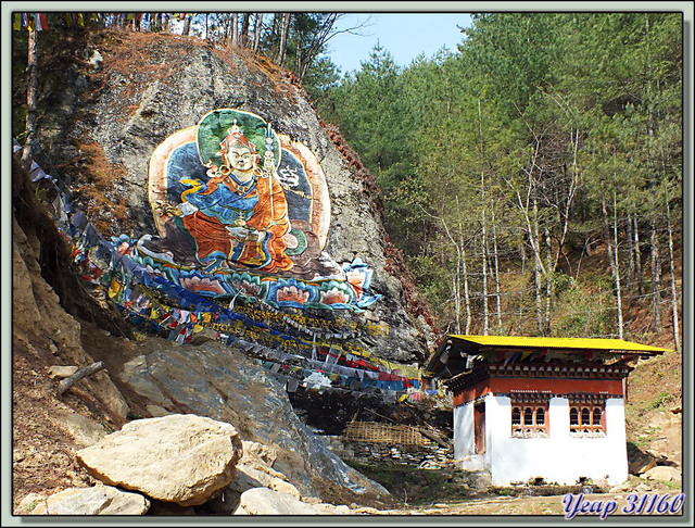 Blog de images-du-pays-des-ours : Images du Pays des Ours (et d'ailleurs ...), Moulin à prières hydraulique et rocher décoré - Entre Thimphu et le monastère de Cheri - Bhoutan