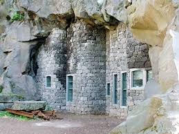 LA GROTTE DE PIERRE de VOLVIC