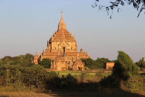La plaine de Bagan, en calèche et au coucher de soleil