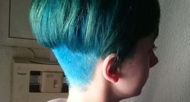 Viré du collège à cause de ses cheveux bleus.