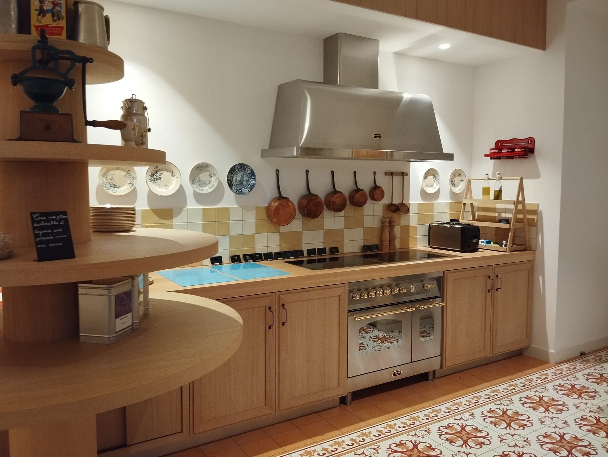 Peut être une image de hotte aspirante et intérieur