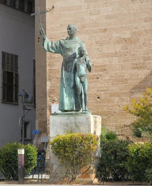 Statue devant la Basilique Saint-François à Palma de Majorque