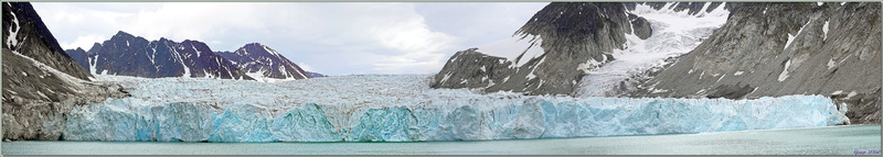 Ne pouvant pas débarquer à cause de l'ours qui rode, en remplacement, on nous fait visiter le fjord et le navire s'approche du front du glacier - Magdalenfjord - Spitzberg - Svalbard - Norvège 