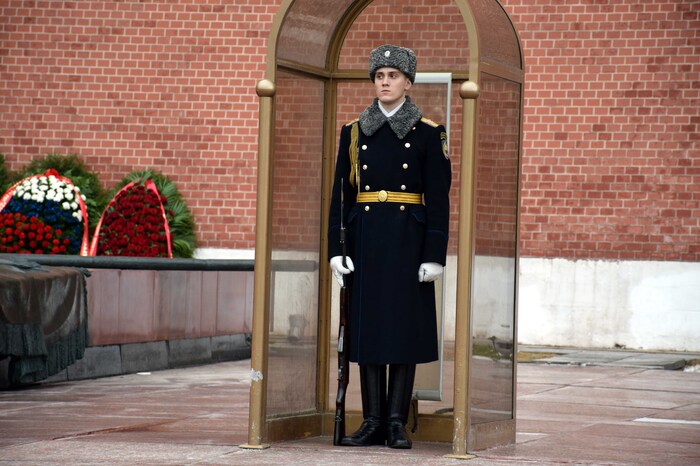 Moscou - Kremlin - Garde d'honneur au monument aux morts